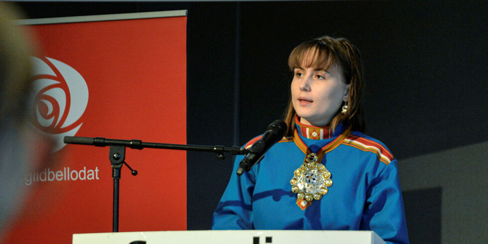 Ariana Olsen fra Alta er leder i AUFs samepolitiske utvalg, og tok opp flere ungdomssaker på Arbeiderpartiets samepolitiske konferanse.
 Foto: Steinar Solaas