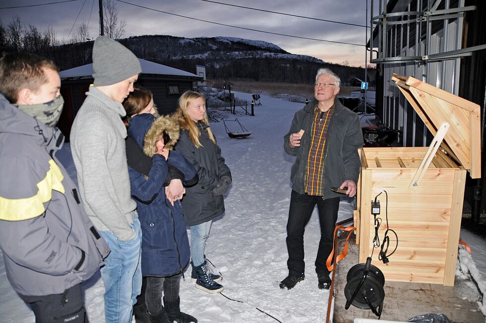 Ørnulf Abrahamsen demonstrerer her hvordan en moderne røykeovn virker.
 Foto: Hallgeir Henriksen
