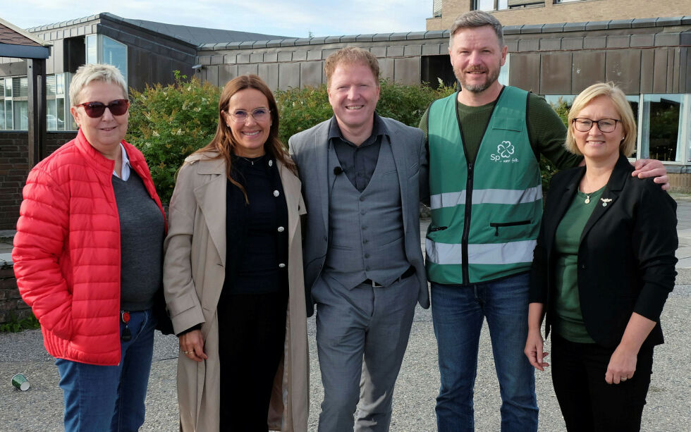 Toppolitikere var fredag samlet i Vadsø. Fra venstre Vadsø-ordfører Wenche Pedersen, Aps stortingsrepresentant Marianne Sivertsen Næss, statsråd Sigbjørn Gjelsvik, Vadsø Sps ordførerkandidat Stein Mathisen og Finnmark Sps førstekandidat Heidi Holmgren.
 Foto: Bjørn Hildonen