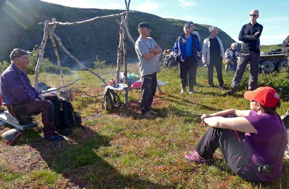 Øystein Nilsen er godt kjent i det omstridte området, og forteller her om hvilken kjennskap han har til bruk av området.
 Foto: Gunn-Britt Retter