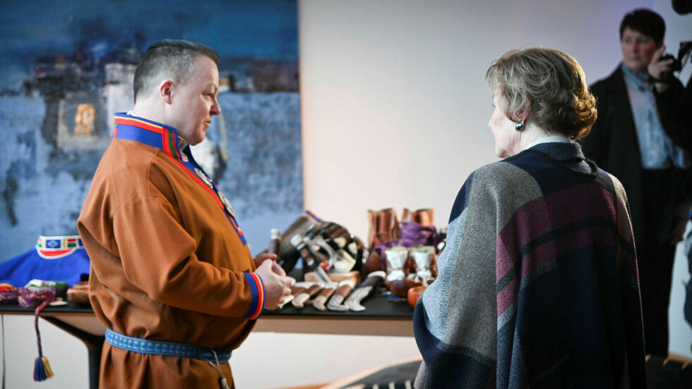 Dronningen virket genuint interessert i arbeidet til Jan Eivind Johnsen.
 Foto: Irmelin Klemetzen