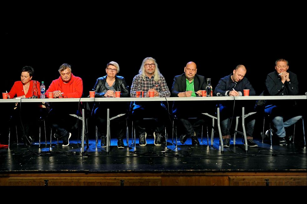 De politiske partiene/listene stilte med sine første- og andrekandidater på sine respektive lister til debatten. Fra venstre: Ragnhild Vassvik, Inge Bjørn Hansen, Bjørg-Eva Langås, Alf Normann Hansen, Marius Nilsen, Jan Cato Ingebrigtsen og Johnny Olaussen.
 Foto: Erik Brenli