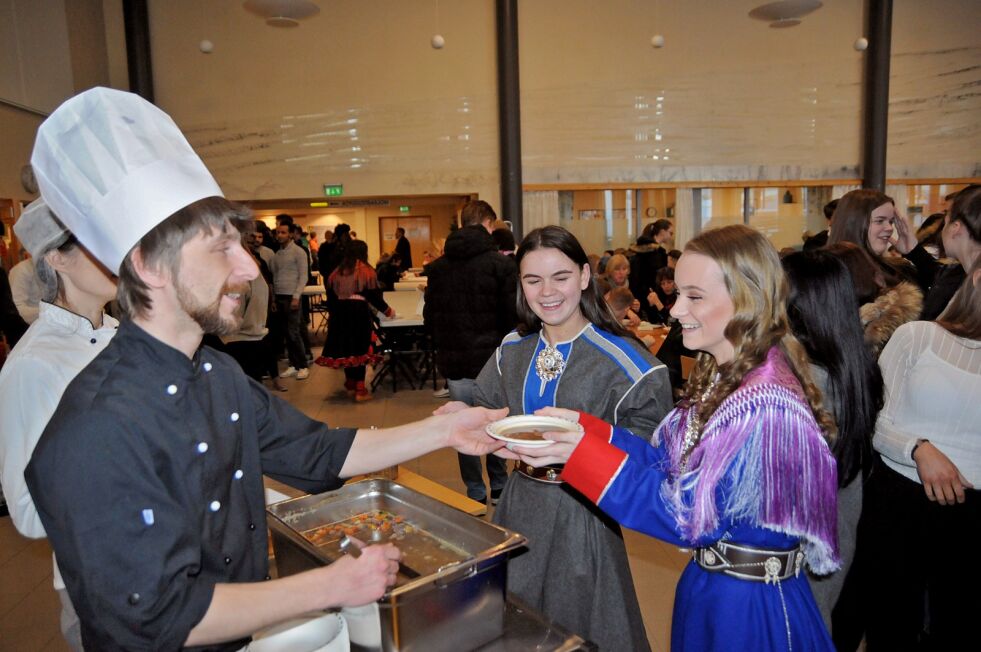 Her serverer Vladimir Jakola bi&#273;us til Marlene Erke (til høyre) og Kaja Bergersen.
 Foto: Hallgeir Henriksen