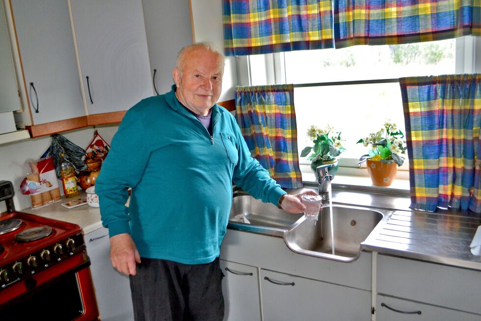 Odd Olaisen fra Nesseby mener det er tragisk at man skal ha så dårlig vannkvalitet fra vannverket i Bergeby. – I tillegg bør det varsles slik at alle får det. For eksempel jeg har ikke internett, sier han.
 Foto: Tom Hardy