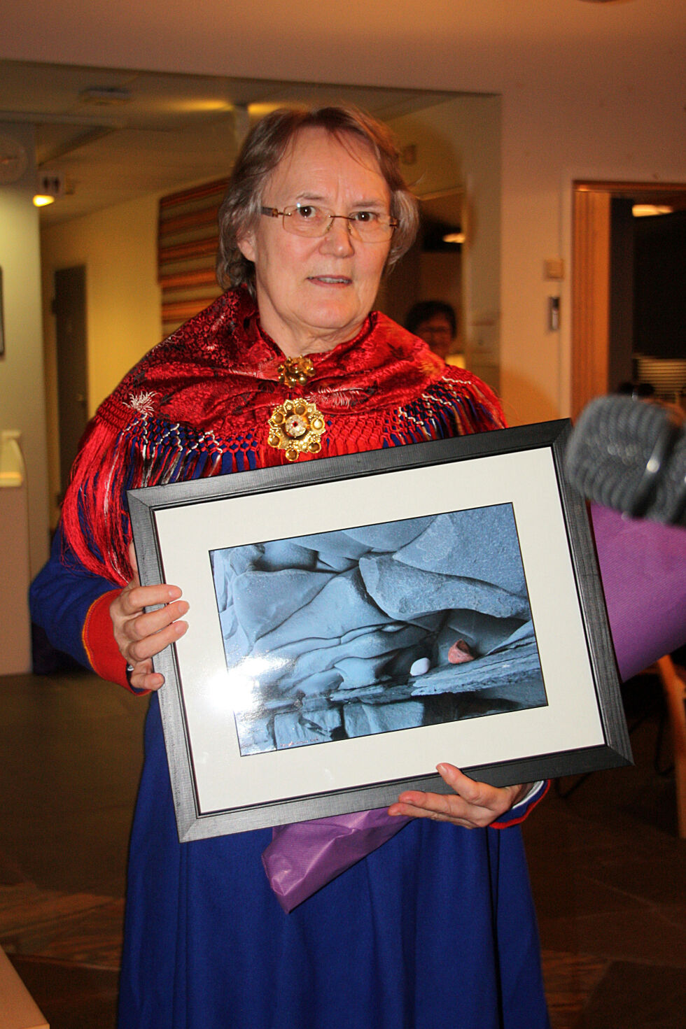 Esther Aikio fikk årets Vuokko-pris i Nesseby.
 Foto: Mari-Ann Nilssen