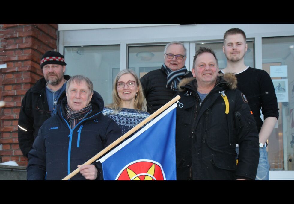 Med det kvenske flagget ønsker denne gjengen velkommen til en egen kvenfestival i Vadsø den første uka i juni. Fra venstre Jonny Sommer, Vadsø museum, Ølli Jensen, festivalleder, Mia Krogh, Vadsø museum, Trygg Jakola, Vadsø Historielag, Stig Arvola, matansvarlig, og Tomi Vaara, Kvensk språksenter.
 Foto: Torbjørn Ittelin