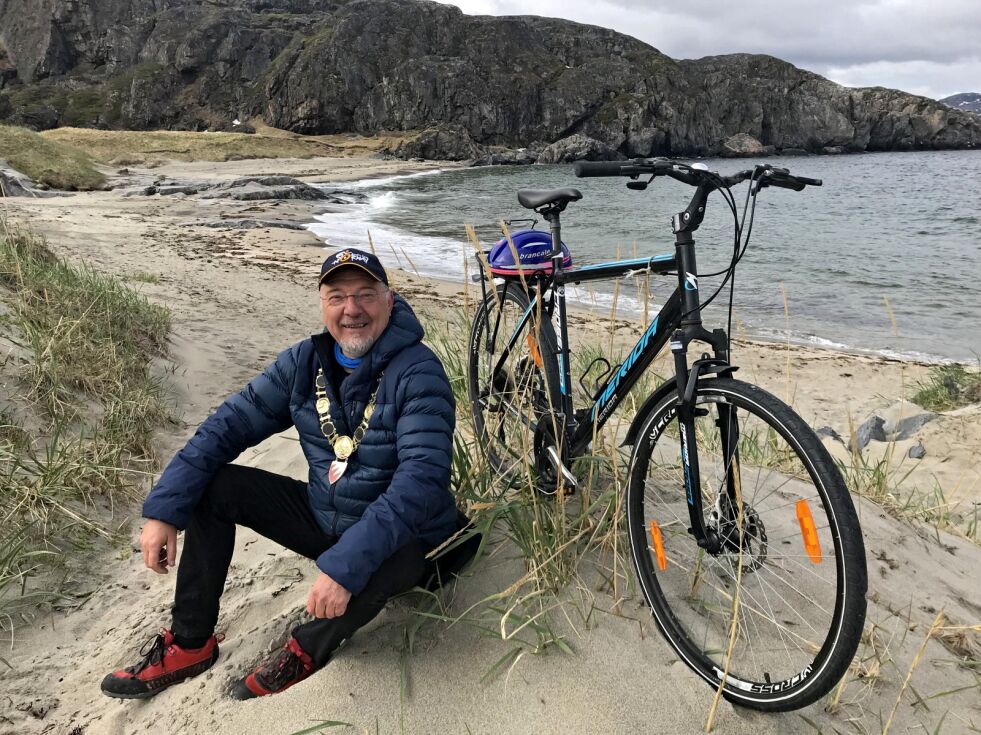 Ordfører Rune Rafaelsen viste handlekraft da han skar gjennom, og sørga for at det blir en markering på Partisanmonumentet i jubileumsuka for frigjøringa av Øst-Finnmark i slutten av oktober.
 Foto: Halllgeir Henriksen
