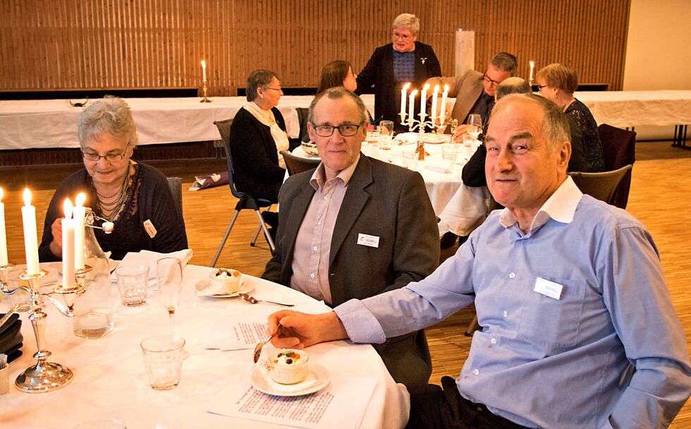 Birgith Johanne Daniloff og Otto Daniloff fra Tana, med Steinar Magnussen fra Jarfjord til høyre.
 Foto: Silje L Kvammen