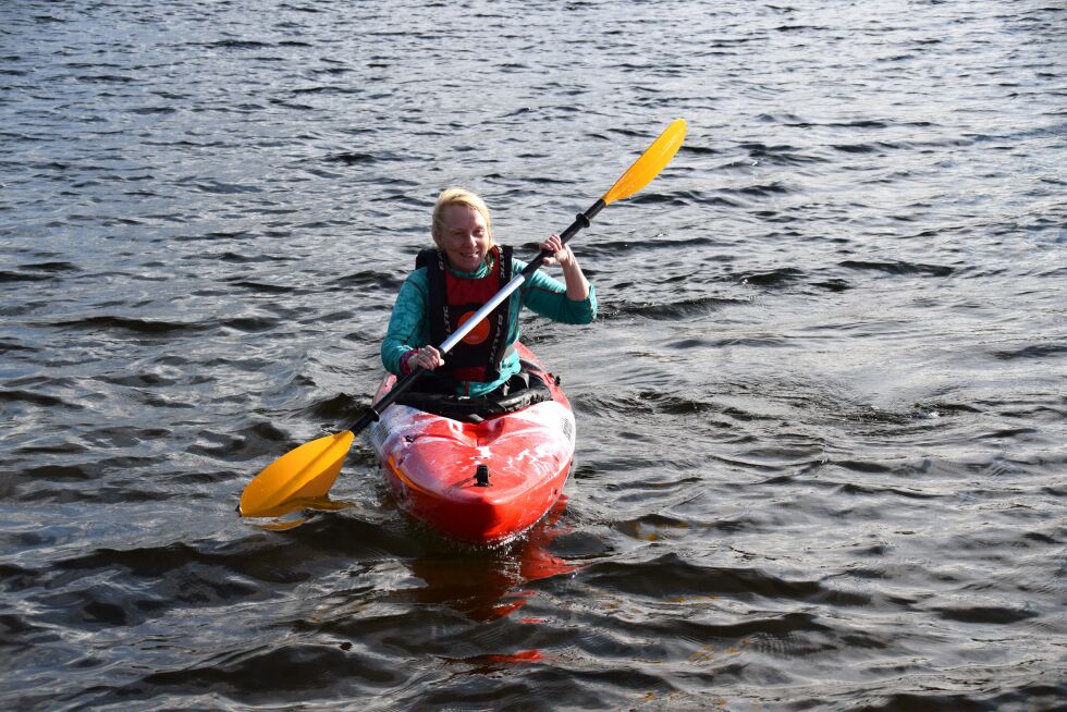 Jaana Walle syns det var skikkelig gøy å padle. – Jeg må få med meg mannen min på dette, strålte Jaana.
 Foto: Hilde Porsanger