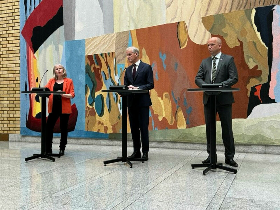 Kirsti Bergstø, Jonas Gahr Støre og Trygve Slagsvold Vedum kunne onsdag presentere en pakke som gir Øst-Finnmark, og Sør-Varanger spesielt, noen ekstra millioner.
 Foto: Regjeringens pressetjeneste