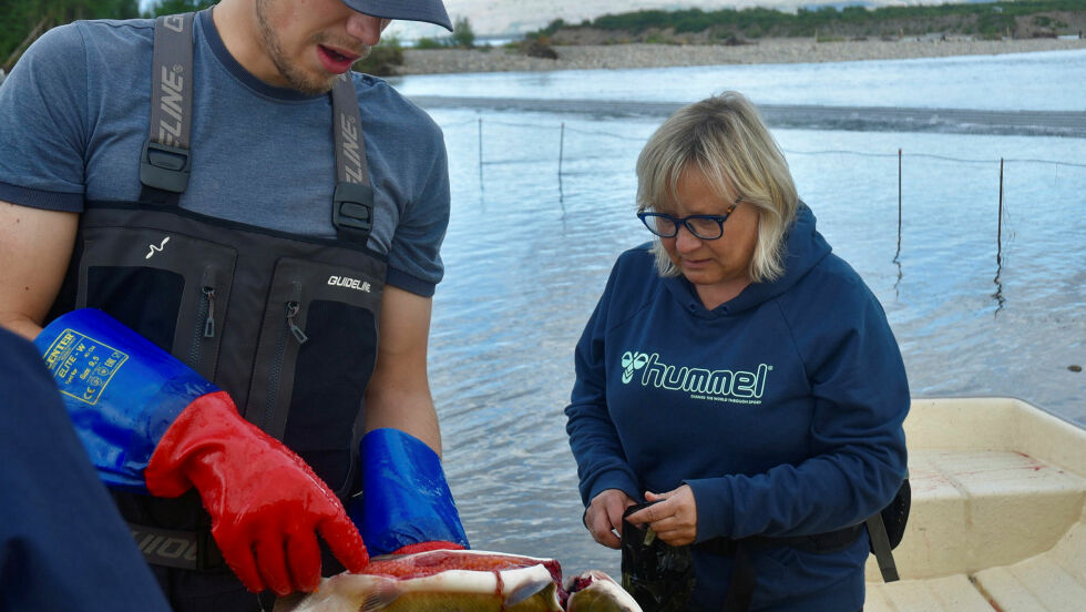 Alexey Koryachko Johansen åpner fisken så Anne Britt Larsen er sikker på at hun får med seg fin fisk hjem.
 Foto: Irmelin Klemetzen
