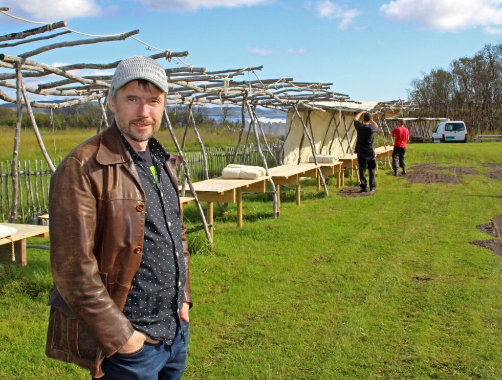 Prosjektleder for Vuonnamárkanat, Dag Broch, lokker med flere nyheter under høstens marked. Blant annet vil det bli trukket ut en premie på 10.000 kroner blant de som har på seg kofte.
 Foto: Torbjørn Ittelin