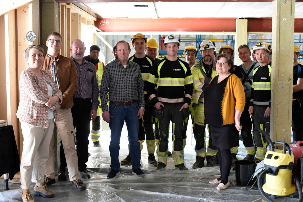 Ordfører Aina Borch og styret til IKA Finnmark IKS møtte opp på mønsåsfest, for å markere at første trinn i byggeprosessen er ferdig. I fremste rekke fra venstre, ordfører Aina Borch, styremedlem Robert Wilhelmsen, styremedlem Arne Dahler, styreleder Frode Wilhelmsen, anleggsleder Adrian Masvik og daglig leder Gunnhild Engstad.
Foto: Irene Andersen