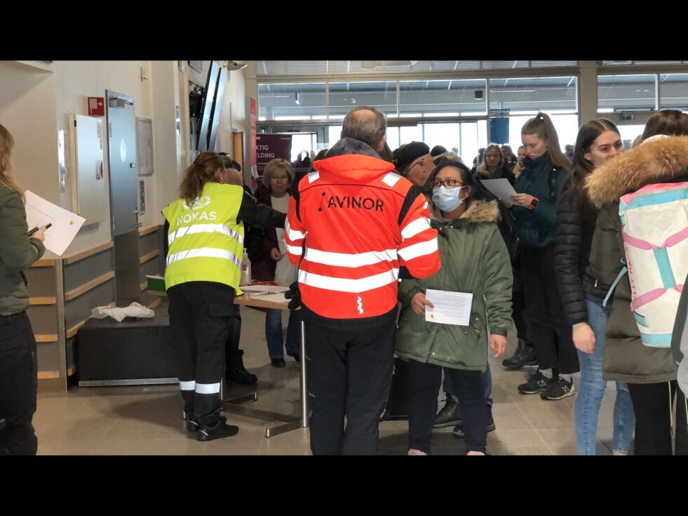 Passasjerene ble tatt inn i ankomsthallen der de ble registrert og der hendene ble nøye spritet.
 Foto: Birgitte Wisur Olsen