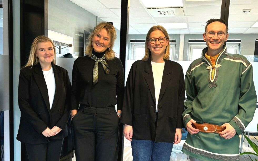 Sametingsråd Runar Myrnes Balto (til høyre) og representanter fra Gatejuristen: Marte Jakobsen, Nina Walthinsen og Anna Gjerdrum Foshaug.
 Foto: Sametinget