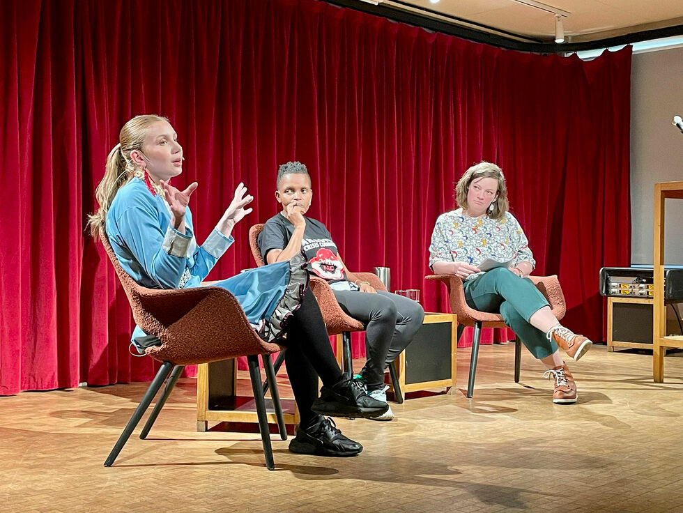 Samtale med Ella Marie Hætta Isaksen, Nonhle Mbuthuma og Silje Ask Lundberg på Litteraturhuset i Oslo.
 Foto: Hannah Persen