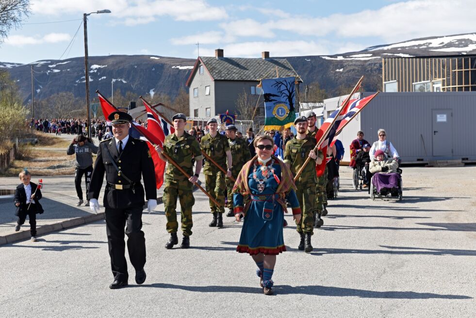 Lensmann Tarjei Leinan Mathiesen og ordfører Aina Borch ledet an i 17. mai-toget i Lakselv.
 Foto: Marius Thorsen