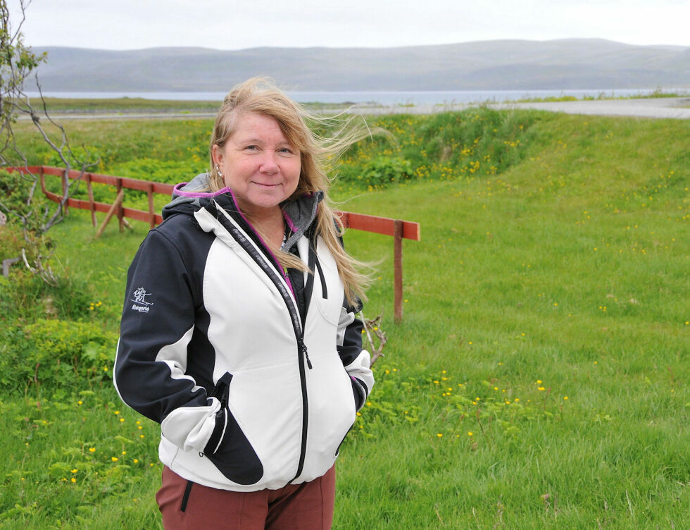 Det var mye vind og dårlig sommertemperatur da Sylvi Olsen fra Hammerfest besøkte Rolvsøya for å lete etter slektninger, men hun ble varmt mottatt av innbyggerne.
 Foto: Hanne Klemetsen