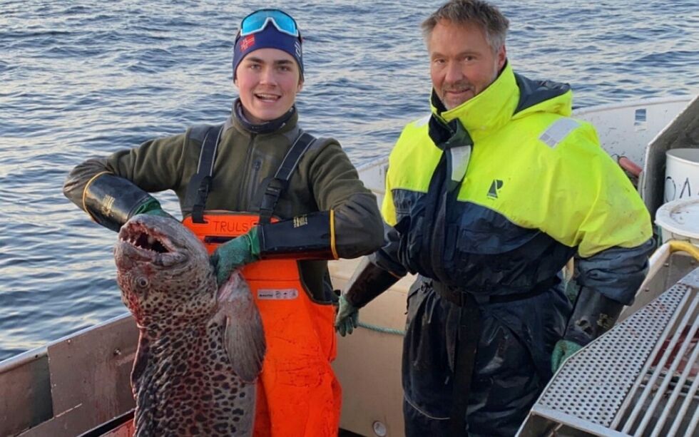 Truls Bernhardsen og Bjørn Gunnar Johnsen var nær å ta rekord da de fikk denne flekksteinbiten på kroken.
FOTO: ALF HELGE BERNHARDSEN