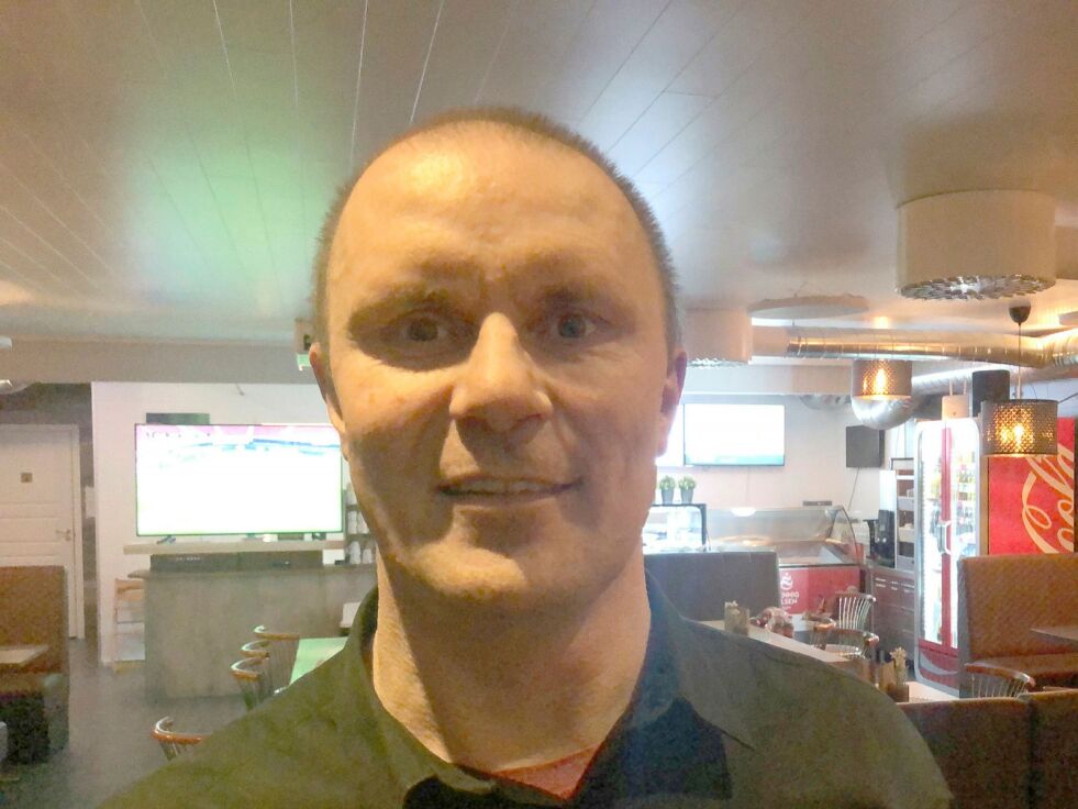 Kjell Rune Balto ved Kjells kafé i Karasjok har permittert 13 ansatte på ubestemt tid.