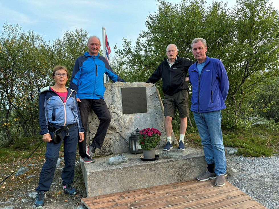 Ingse Wollmann, Kjell Næss, Gunnar Reinholdtsen og Harald Sunde fra Sør-Varanger historielag markerte 18. august årsdagen for tragedien ved Andrevann ved Kirkenes, der elleve partisanhjelpere ble drept på en brutal måte av fulle tyske soldater. Historielagets leder Knut Kristoffersen måtte være fotograf.
Foto: Knut Kristoffersen