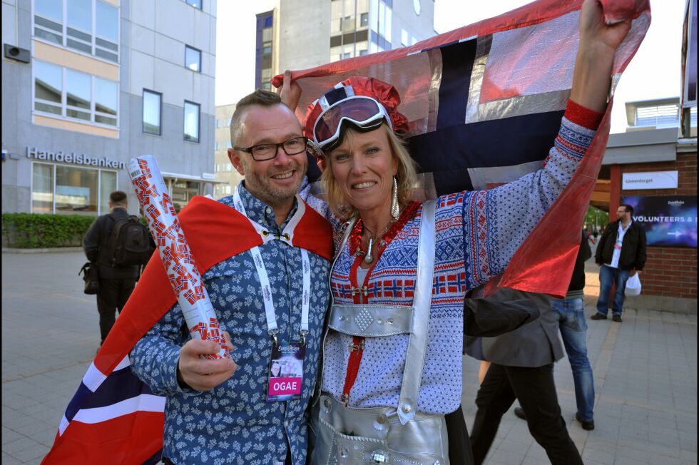 Kjell Hasthi og Lissi Gustavsson, perfekt antrukket for MGP-fest.
 Foto: Erik Brenli