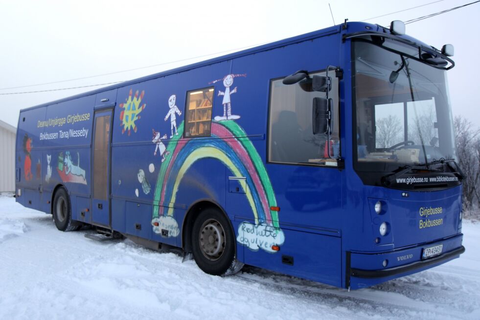 Åtte bokbusser ruller rundt på veiene i de samiske kommunene. En av disse er Bokbussen Tana/Nesseby - som fra 1. januar 2020 kan bli borte sammen med de andre.
 Foto: Torbjørn Ittelin