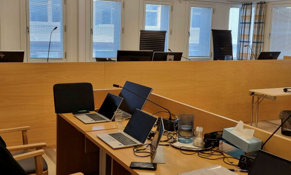 Ble kastet ut av huset – og deretter fulgte mobiltelefonen i panna