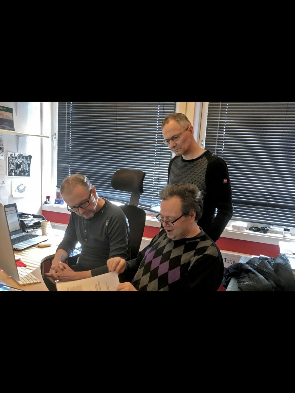 Ard-Eirik Hermansen og Jonny Nutti har forfattet boken «Samiske stedsnavn i Spansdalen Ru&#331;ggusámi báikenamak». Her er de sammen med Terje Bendiksen, typograf på Chili.
 Foto: Asbjørg Skåden