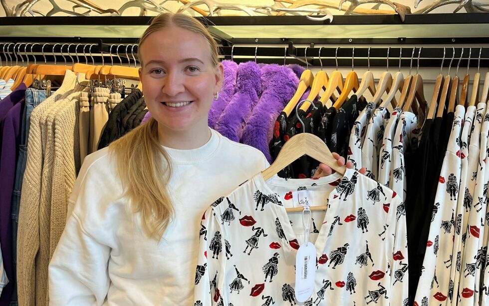 – Vi merker at det er stor interesse for dette designet. Det sier butikkmedarbeider, Sara Berit Ellen Bongo.
 Foto: Elin M. Wersland