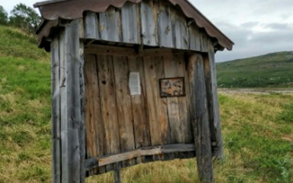 Den­ne slitte opp­slags­tav­la in­ne­hol­der et ark med gam­mel in­for­ma­sjon på tysk, og har over­levd utal­li­ge vint­re.
 Foto: Arild Losoa