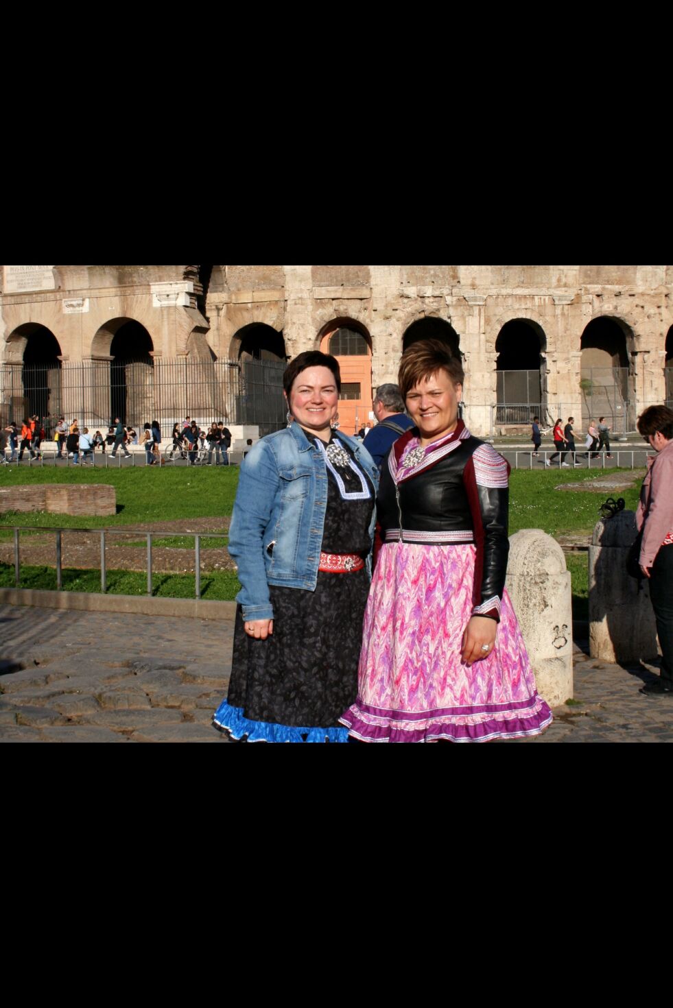 I programmet «Min første ferie» på TV2 får vi førstkommende søndag se venninnene Marie Louise Hætta Lantto fra Alta og Sara Ellen Anne Buljo Eira fra Máze, her foran den gamle amfi-scenen Colosseum i Roma.
 Foto: PR-foto TV2