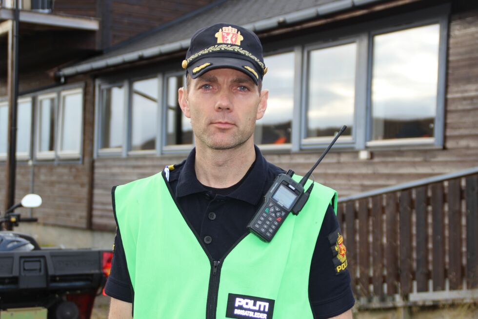 – Vi vil lete med uforminsket styrke ut dagen, så vil vi vurdere nedtrapping. Folk oppfordres til å sjekke hus, hytter, garasjer og andre type bygg i området mellom Seida og Nesseby, sier innsatsleder Tommy Mikalsen i politiet i Øst-Finnmark.
 Foto: Torbjørn Ittelin