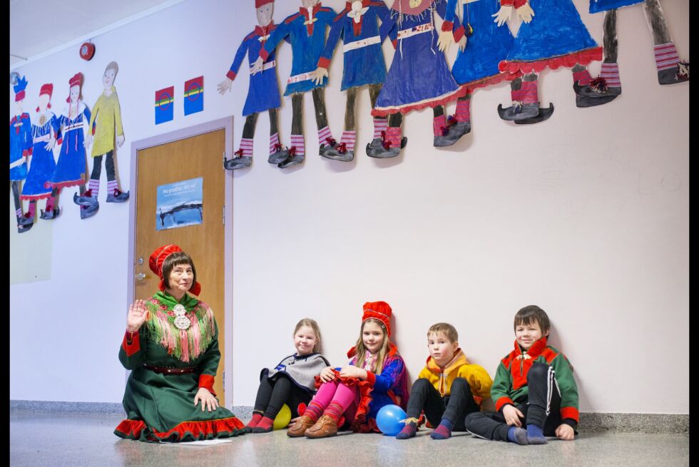 Fra venstre: Ravdna Anti, Ella Celine Schanche Dalseng (7), Torunn Johnsen Norvang (7), Christoffer Norvang (7) og Niillas Ásllat Mienna Anti (7).
 Foto: Frøydis Falch Urbye