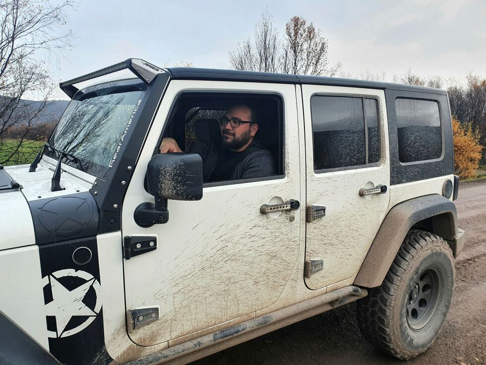 Ørjan Kollstrøm fra Masjokdalen sier det er en lettelse å kunne kjøre på asfalt, ikke grus, og endelig få vasket bilen slik at den holder seg ren. ALLE FOTO: TOM HARDY