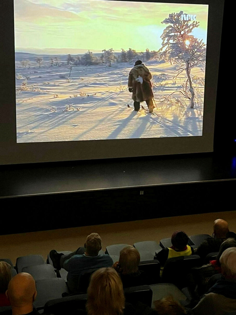 Gamle filmer fra Tana var en publikumsmagnet under Kamferdropsfestivalen. Publikum fikk se filmer Andreas Njárga lagde for NRK.
 Foto: Privat