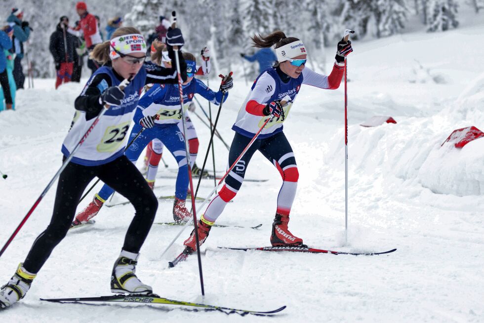 Elen K. Petterson fra Ilar (til høyre) gjorde flere gode løp på Lygna. 15-åringen gikk godt på stafettetappen der finnmarksjentene endte som nummer 23.
 Foto: Charles Petterson