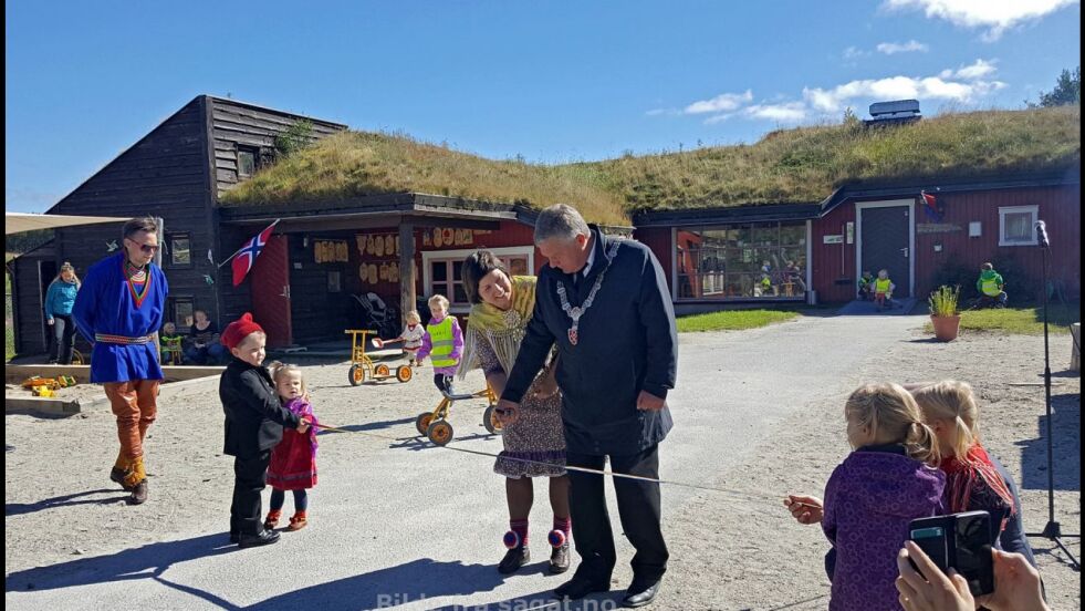 I august 2016 åpnet en samisk barnehageavdeling i Røros; her klipper ordfører Hans Vintervold og sametingspresident Aili Keskitalo snora. Snart er det klart for neste samiske skritt for kommunen.
 Foto: Silje Muotka