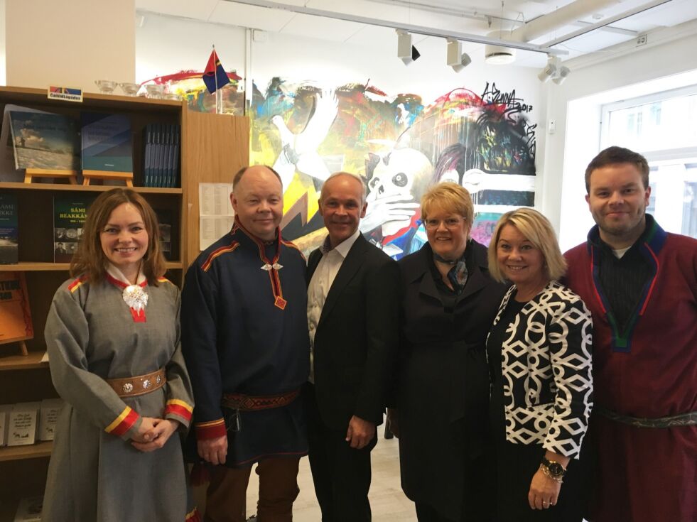 Lene Hansen, styreleder i Beaivváš, Henrik Olsen (Sametingsrådet), kunnskaps- og integreringsminister Jan Tore Sanner, kulturminister Trine Skei Grande, kommunal- og moderniseringsminister Monica Mæland og Mikkel Eskil Mikkelsen (Sametingsrådet).
 Foto: KMD