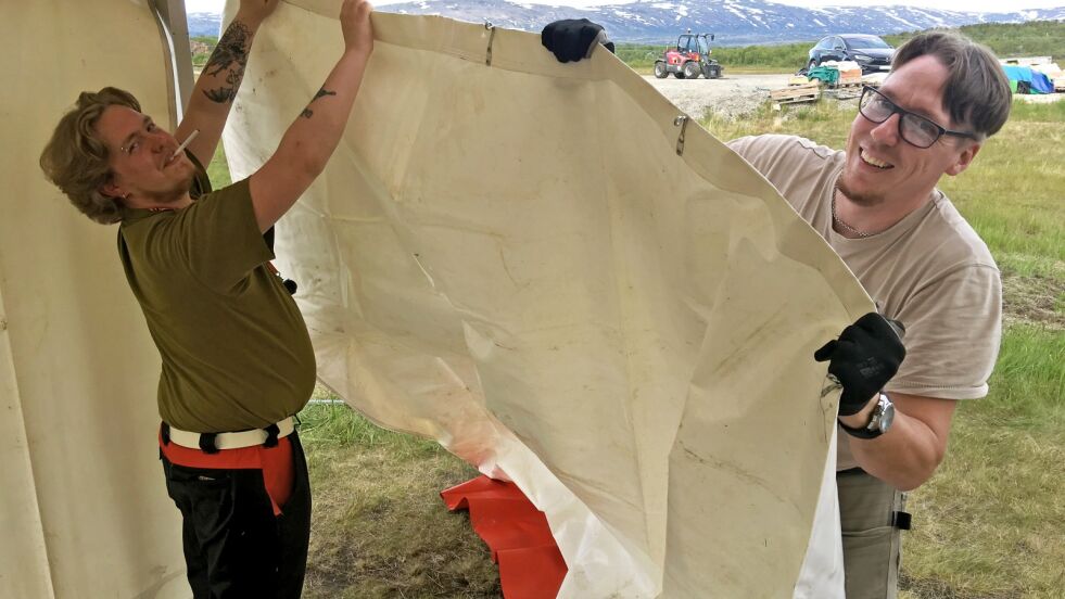 Ole Ronny Trydal fra Bø i Telemark har reist en lang vei for å være frivillig under årets utgave av Midnattsrocken. Her er han sammen med en annen frivillig,  Andre Berg i fra Lakselv.
 Foto: Sigurd Schanke