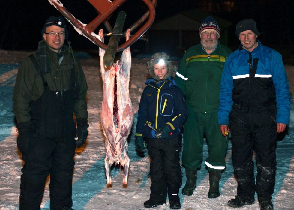 Markus Pestalozzi Pedersen (9) var godt fornøyd etter at slaktinga var unnagjort og saueskrotten hengt opp. Her er han sammen med pappa Peder Pedersen (til venstre), bestefar Terje Pedersen og slakter Sverre Pedersen.
 Foto: Privat