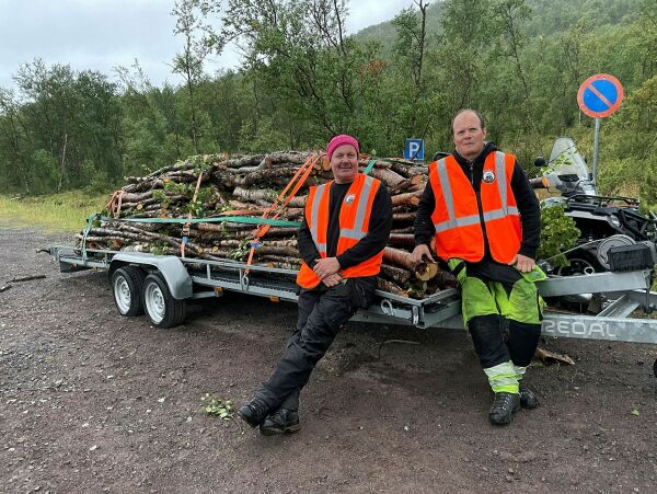 Rydder løypa – auksjonerer bort veden