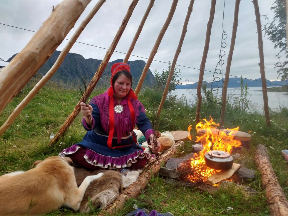 Åsa fyrer bål.
 Foto: Torstein Simonsen