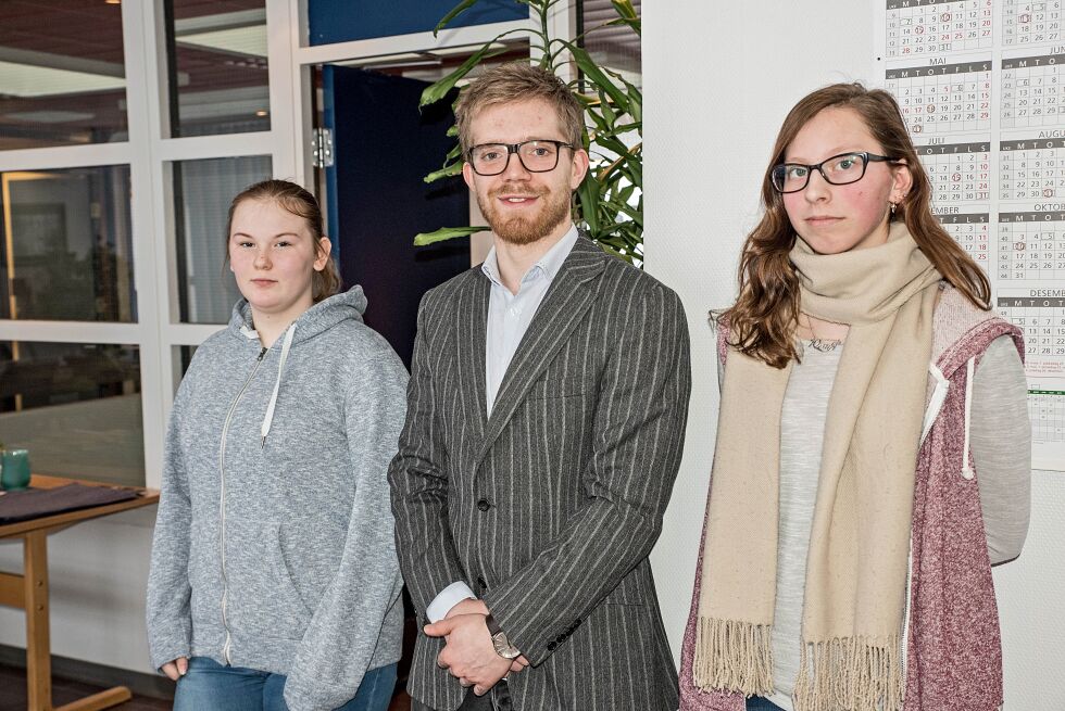 Ungdomsleder Henrik Vaséli med to av representantene til det nye ungdomsrådet i Kvalsund, Nita Emilie Hansen (til venstre) og Julia Nikita Vælidalo.
 Foto: Bjørn Egil Jakobsen