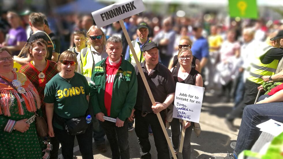 Finnmark Bondelags delegasjon møtte mange andre bønder i samme situasjon som dem selv under demonstrasjonen i Oslo tirsdag.
 Foto: Erik Brenli