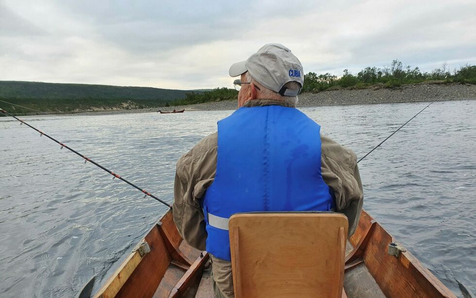 Det var ikke noen god sesong for turistfiskerne i Tana denne sesongen, ifølge fangstrapporteringen. Bildet viser dorging med båt i Tanabru.
 Foto: Tom Hardy