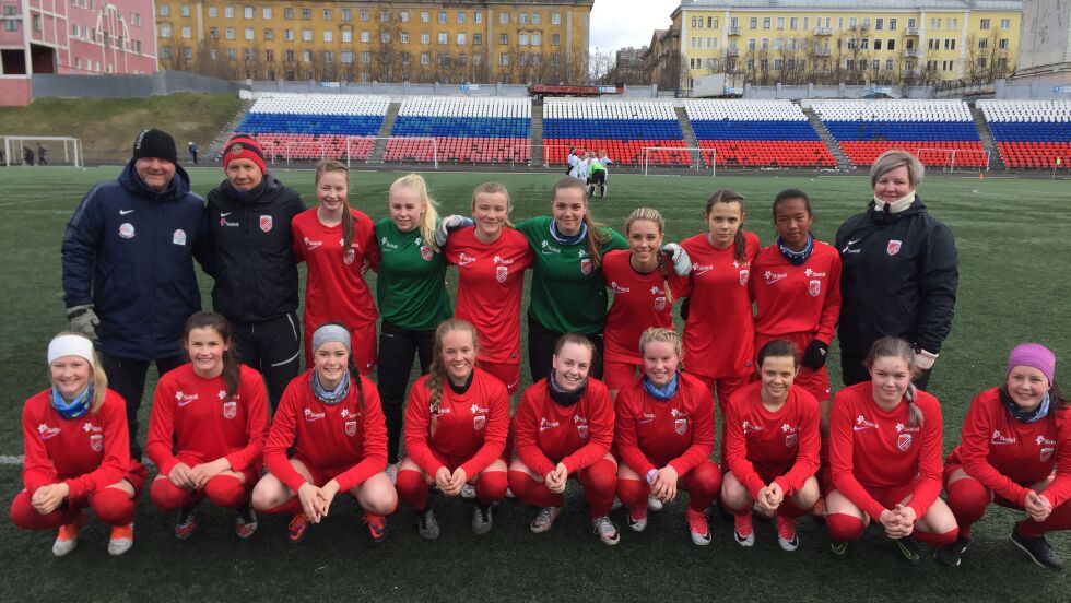 BESØKTE NABOENE:

Jentene fra Finnmark fikk mange flotte opplevelser på turen til Murmansk, i tillegg til sportslig suksess.
 Foto: Finnmark fotballkrets