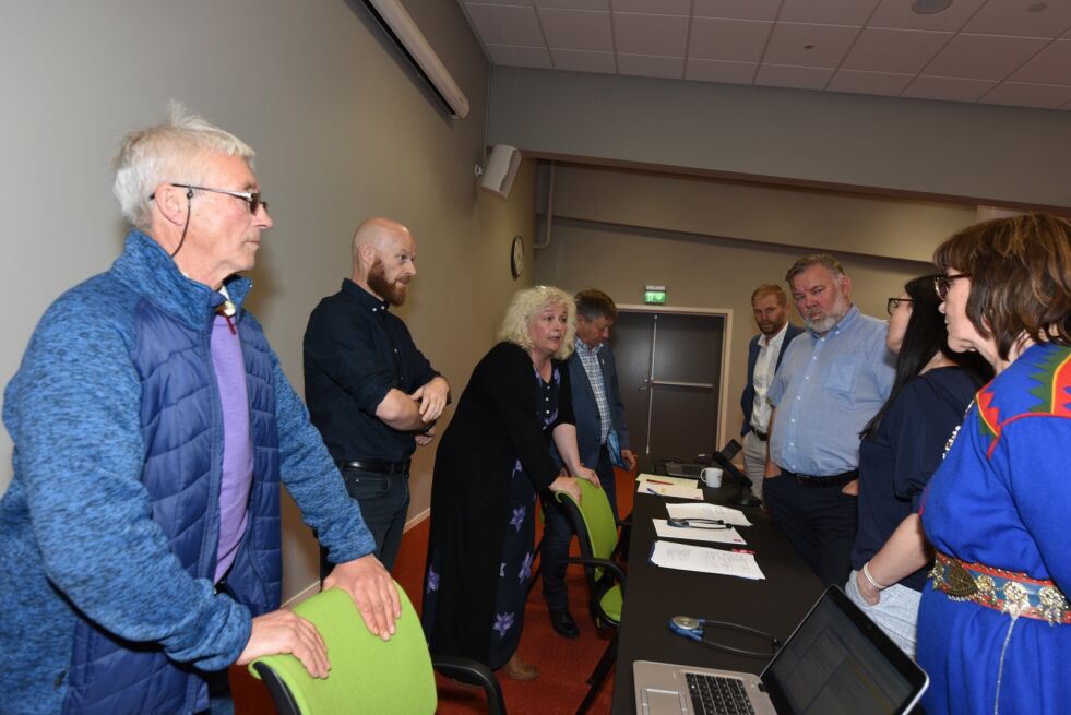 Sametingets styremedlemmer Mathis Nilsen Eira (til venstre), Line Kalak og Máret Guhttor (til høyre) vant fram mot FeFos administrasjon og fylkestingets styremedlemmer. Disse er Håvard Aagesen (jurist), Bente Haug (styremedlem), Jan Olli (direktør), Jo Inge Hesjevik (styremedlem) og John Erik Pedersen (styremedlem).
 Foto: Lars Birger Persen