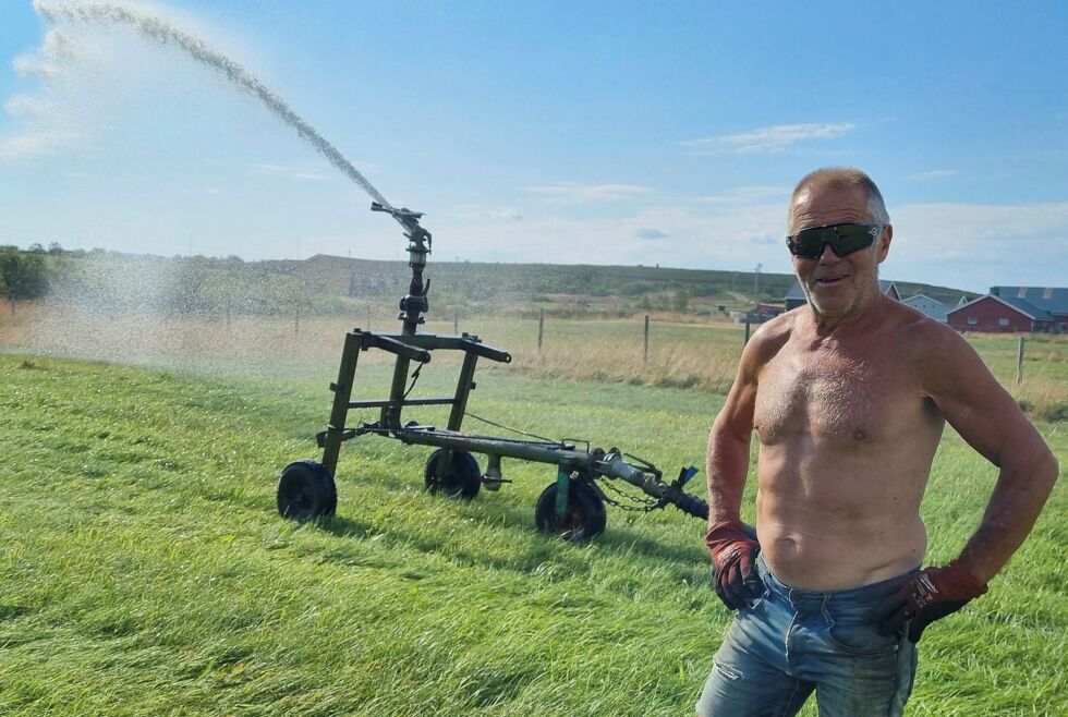 Jon Petter Harila i Kariel må la vannspredere gå for å berge noen av jordene. 
– Jeg har i mine snart 50 år som bonde aldri opplevd en slik tørke, forteller han.
 Foto: Torbjørn Ittelin