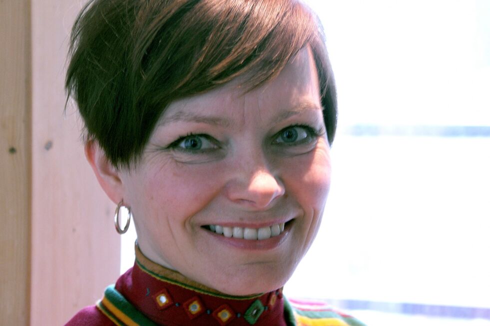 Styreleder Lene Hansen i Beaivváš samisk nasjonalteater oppfordrer et samlet Sameting til å få fart på prosessen med nybygg for teateret.
 Foto: Stein T Svala